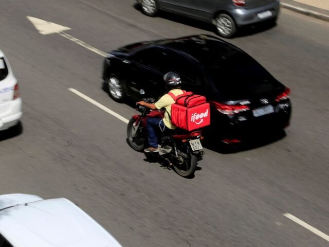 iFood reajusta taxa mínima paga aos entregadores; saiba qual será o valor