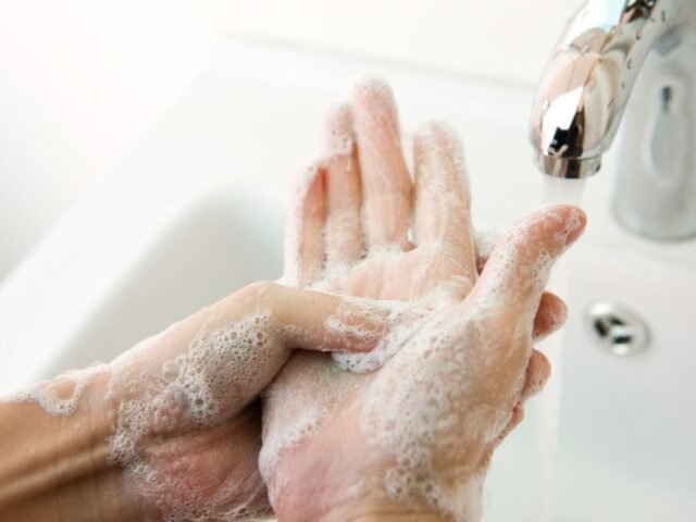 Como o sabão nos mantém limpos há milênios? É tudo uma questão de química!