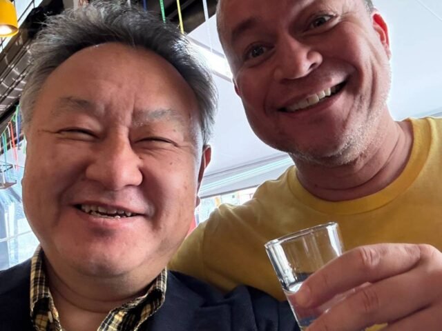 Ex-Playstation, Shuhei Yoshida bebe cachaça e come cachorro-quente na Gamescom Latam