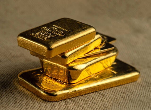 Gold (XAUUSD) & Silver Price Forecast: Metals Hold Gains as Fed Cuts Loom and Dollar Slips