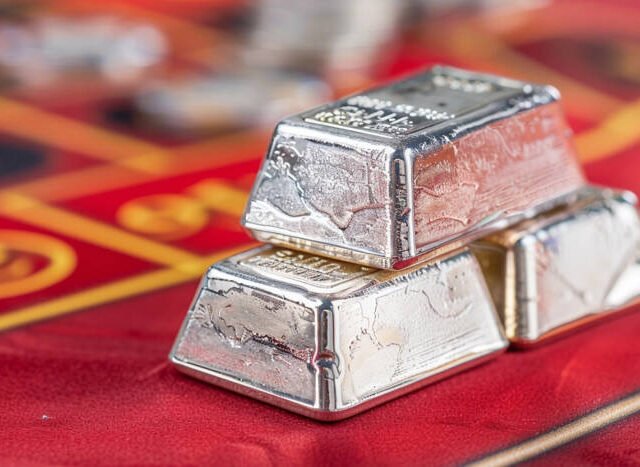 Silver (XAG) Forecast: $32.56 Pivot in Play—Breakout or Breakdown?