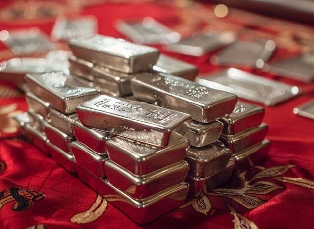 Silver (XAG) Forecast: Bulls Eye 200-Day MA; Traders Await Breakout Above $30.90