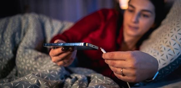 Por que a Apple pede para não dormir perto do celular ao carregar