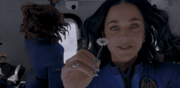 Katy Perry flutua no espaço durante viagem em foguete da Blue Origin