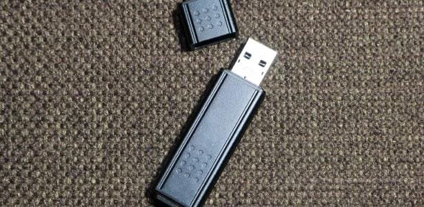 Explosão? O que acontece ao plugar um pendrive em um carregador
