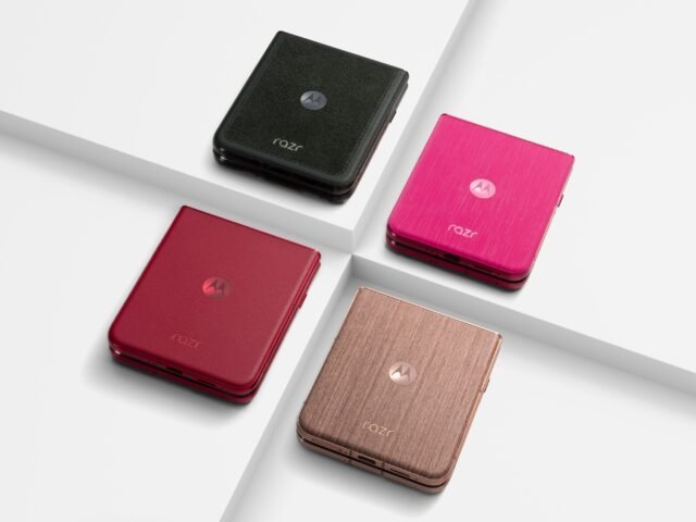 Motorola lança celular dobrável com acabamento em madeira