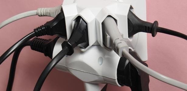 Não sabe se a tomada é 110V ou 220V? Dois métodos seguros para ver