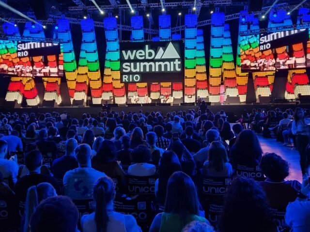 Web Summit Rio 2025 debate os dilemas da IA, regulação das redes e novos rumos do mercado de trabalho: veja destaques