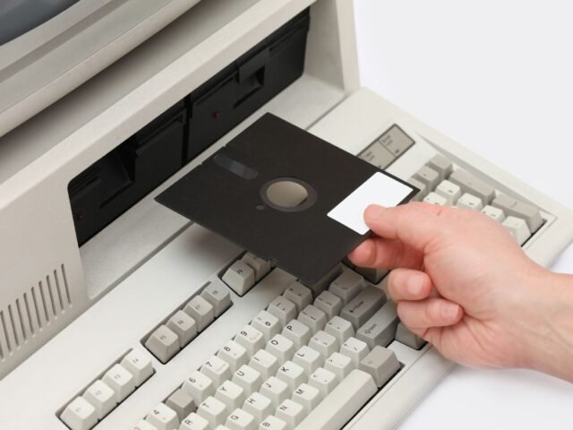 Até o MS-DOS: Windows antigos ainda são usados em órgãos públicos no mundo