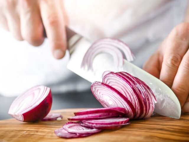 Por que 'choramos' ao descascar cebolas? A ciência responde!