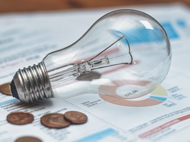 Mais cara: conta de luz terá bandeira tarifária amarela acionada em maio