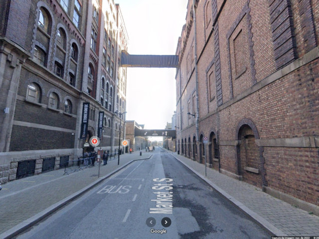 É #FAKE vídeo viral de pessoa dentro de bola inflável gigante despencando de passarela; trata-se de uma propaganda de cerveja