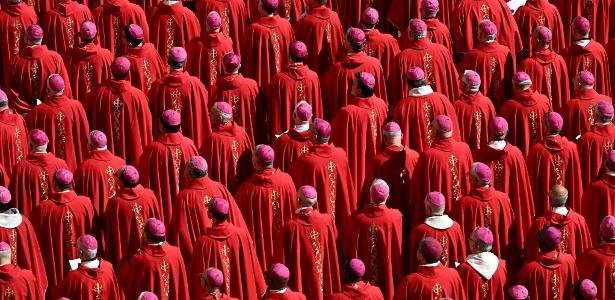 Jogo online permite escalar cardeais em um time de futebol; entenda