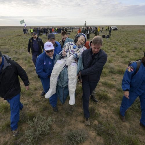 Astronauta mais velho em atividade da Nasa volta à Terra no aniversário de 70 anos