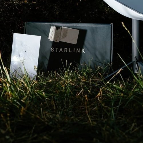 Anatel adia decisão sobre pedido da Starlink para aumentar número de satélites no Brasil