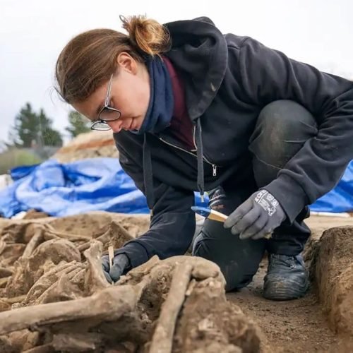 Misteriosa vala com soldados romanos é descoberta em campo de futebol de Viena
