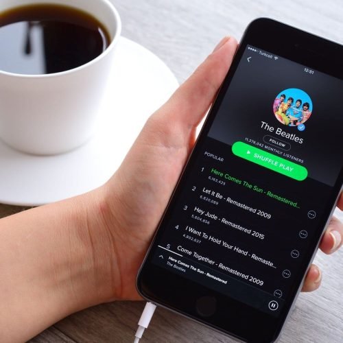 Assinantes do Spotify Premium reclamam de anúncios reproduzidos entre as músicas