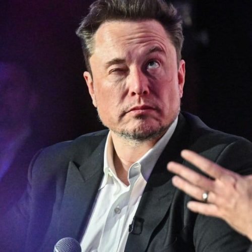 Musk perde US$ 102 bi com queda da Tesla – The BRIEF