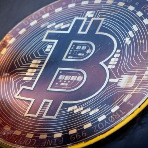 EUA criam reserva estratégica de Bitcoin, mas mercado se decepciona