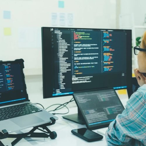 Startup oferece 120 bolsas de estudo em desenvolvimento front-end para mulheres