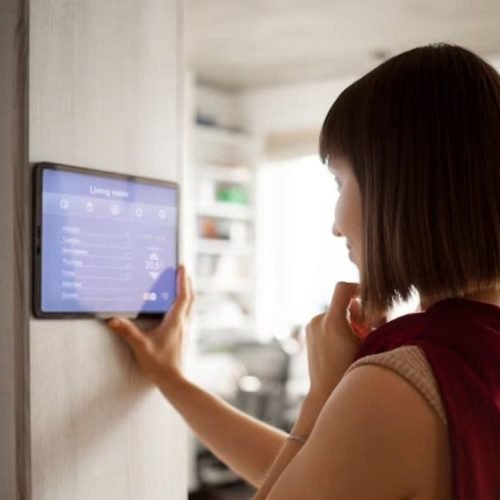 Problemas com Siri ‘turbinada’ vai atrasar lançamento de display inteligente da Apple