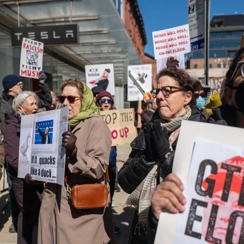 Pessoas estão vandalizando lojas e carros da Tesla nos EUA; entenda o motivo