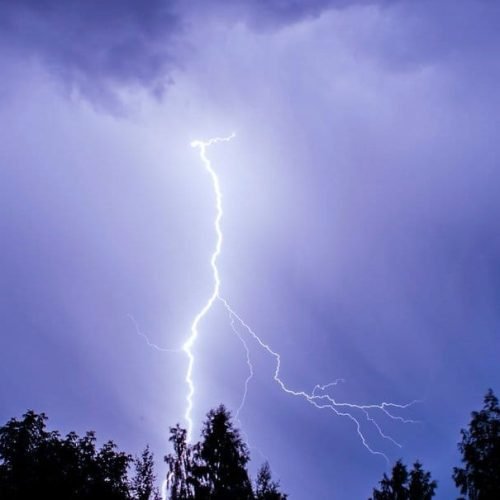 Raio atinge topo de um dos prédios mais altos do Brasil; veja a imagem impressionante