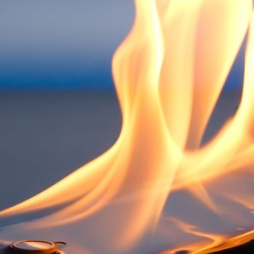 Celular explode no bolso e deixa mulher ferida em Goiás; veja o vídeo