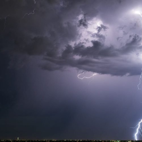 Qual é a conexão entre os raios, o clima na Terra e o clima no espaço?