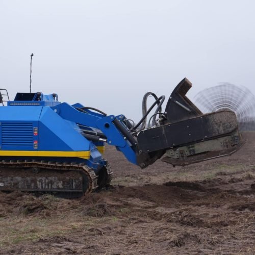 Ucrânia testa veículo não tripulado que vai ajudar a eliminar campos minados em todo o país