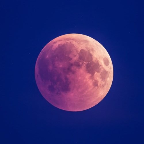 Como foi a Lua Rosa que iluminou os céus no final de semana? Veja imagens!