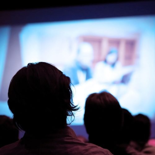 As pessoas não sabem mais assistir filmes no cinema?