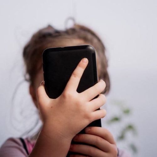 Governo vai desenvolver app para controlar acesso de menores nas redes sociais