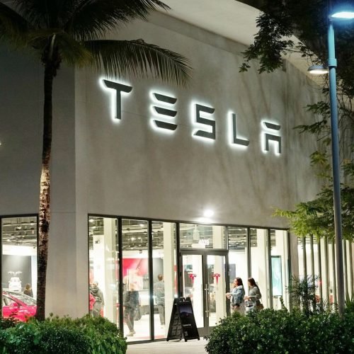 Manifestantes realizam protestos contra Elon Musk e o DOGE em frente às lojas da Tesla nos EUA