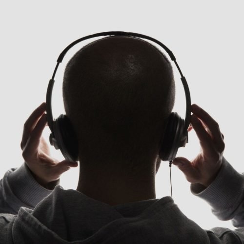 Uso exagerado de fones com cancelamento de ruído ativo pode gerar transtornos, suspeitam médicos