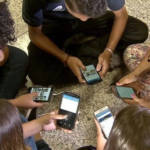 Governo regulamenta lei que proíbe celular nas escolas; veja as novas normas