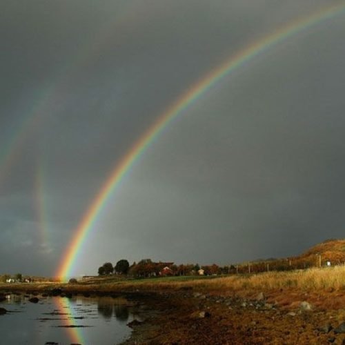 Como se forma um arco-íris e qual o seu formato verdadeiro?