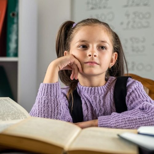 Qual é a relação entre o medo da morte na infância e a inteligência elevada?