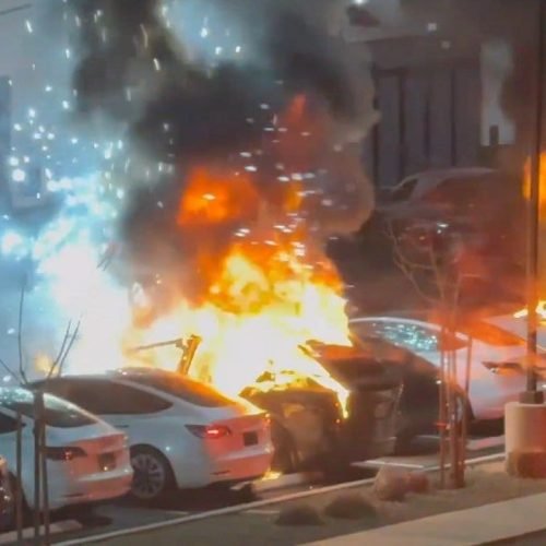 Protestos incendeiam Tesla e ações caem – Coluna do The BRIEF