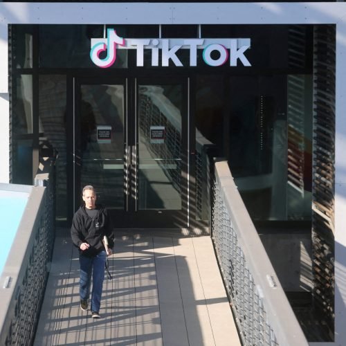 China nega exigir acesso a dados de usuários após União Europeia impor multa ao TikTok