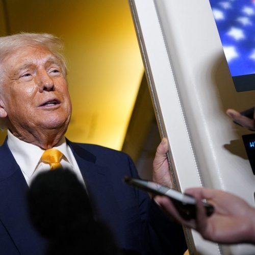 Trump elogia Bezos após Amazon negar plano de mostrar custo de impostos com tarifaço | Economia