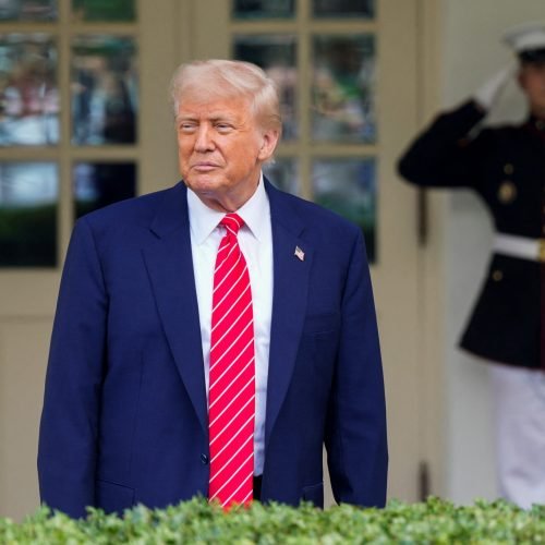 Trump ameaça Apple com taxa de 25% caso iPhones não sejam fabricados nos EUA | Tecnologia