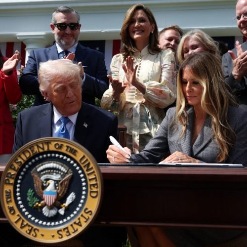 Trump assina lei que criminaliza ‘pornografia de vingança’ e deepfakes sem consentimento