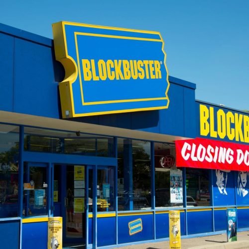 Que fim levou a Blockbuster, a antiga rainha das videolocadoras?