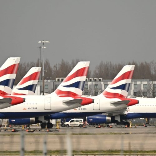 Aeroporto de Heathrow é fechado após incêndio e mais de 1,3 mil voos são cancelados