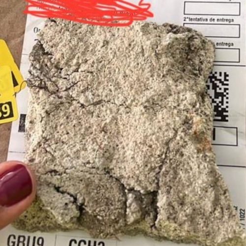 Jornalista compra iPhone 16 Plus na Amazon e recebe caixa com reboco