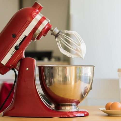 Sanduicheiras, batedeiras, liquidificadores e mais para equipar sua cozinha por menos de R$90; aproveite