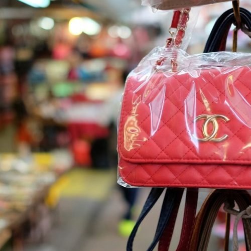 Tiktokers chineses aproveitam ‘tarifaço’ dos EUA para divulgar produtos piratas