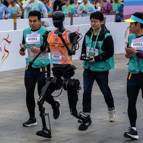 China faz primeira meia-maratona do mundo com corredores humanos e robôs