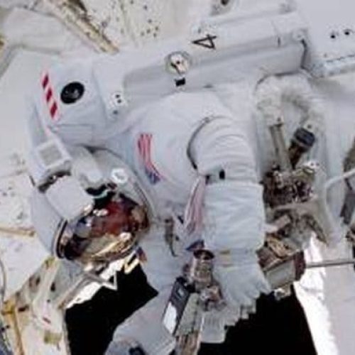 O que acontece se alguém der um tiro no espaço?